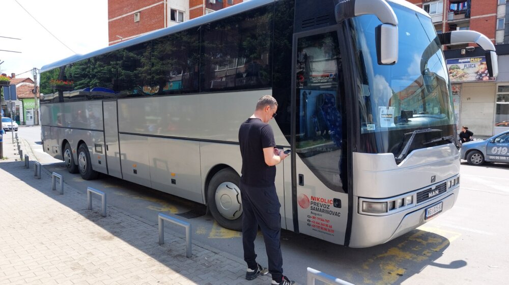 Samo ekipa Pinka puštena u SNS autobus u Zaječaru, ostalim novinarima zabranjen pristup (VIDEO) 1
