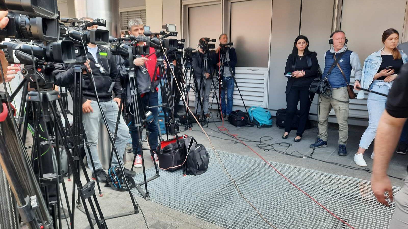 Poznato stanje povređenih u pucnjavi kod Mladenovca: Ministarka Danica Grujičić ispred Urgentnog centra (VIDEO) 2 Poznato stanje povređenih u pucnjavi kod Mladenovca: Ministarka Danica Grujičić ispred Urgentnog centra (VIDEO) 2