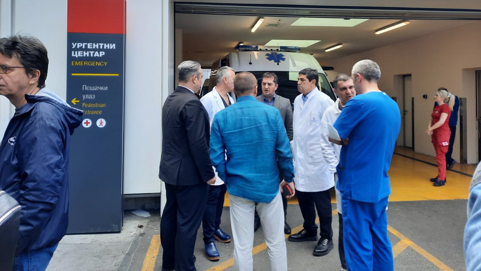 Poznato stanje povređenih u pucnjavi kod Mladenovca: Ministarka Danica Grujičić ispred Urgentnog centra (VIDEO) 3 Poznato stanje povređenih u pucnjavi kod Mladenovca: Ministarka Danica Grujičić ispred Urgentnog centra (VIDEO) 3