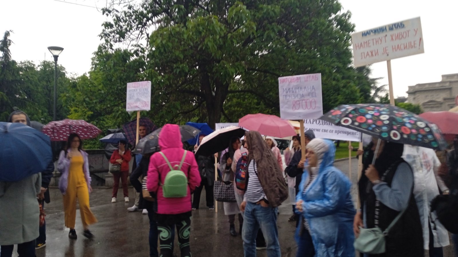 'Prsten' oko RTS-a, kiša, i uključenje u Dnevnik: Slike koje su obeležile protest "Srbija protiv nasilja" (FOTO) 31