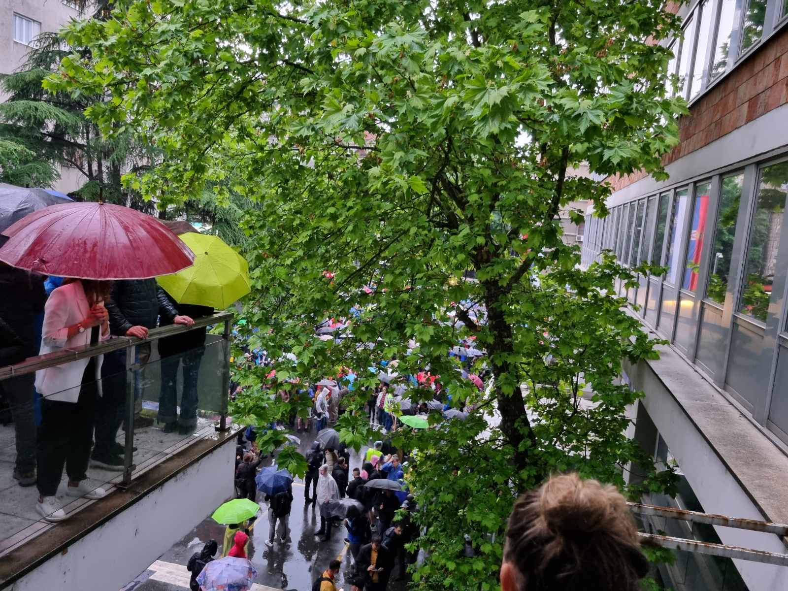 'Prsten' oko RTS-a, kiša, i uključenje u Dnevnik: Slike koje su obeležile protest "Srbija protiv nasilja" (FOTO) 28