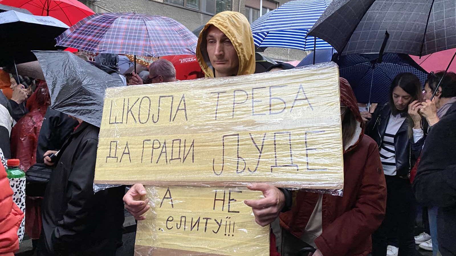 'Prsten' oko RTS-a, kiša, i uključenje u Dnevnik: Slike koje su obeležile protest "Srbija protiv nasilja" (FOTO) 7