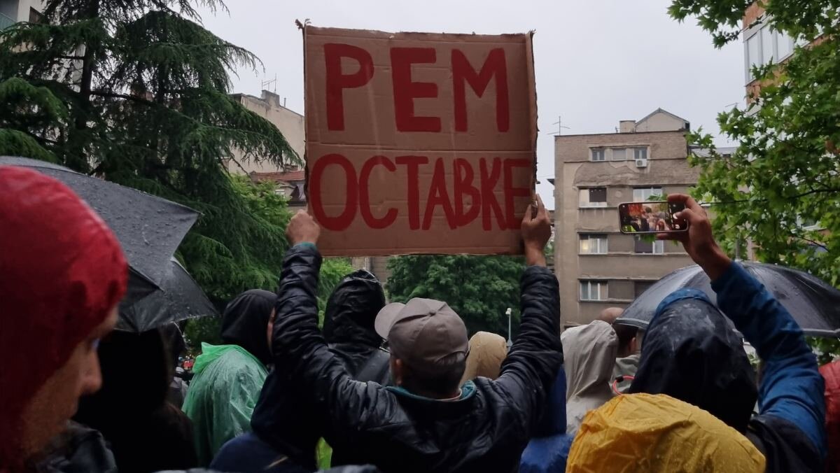 'Prsten' oko RTS-a, kiša, i uključenje u Dnevnik: Slike koje su obeležile protest "Srbija protiv nasilja" (FOTO) 8