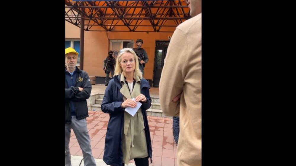 Viola fon Kramon u obilasku Zvečana posle tenzija na Kosovu prethodnih dana (VIDEO) 1