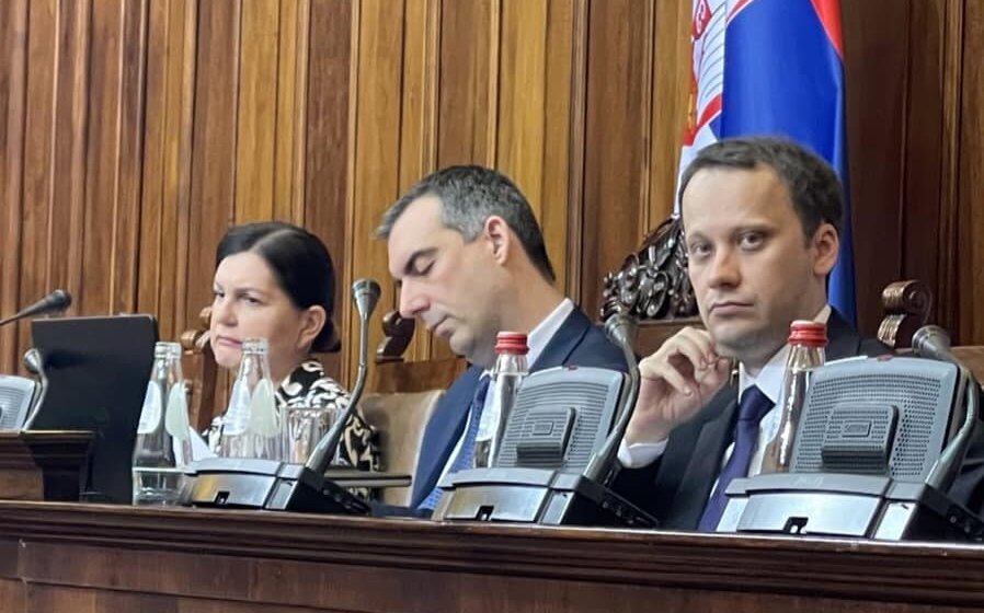 Vladimir Orlić nastavio da deli selektivnu pravdu na sednici Skupštine Srbije, opozicija ga pita da li dobro čuje na oba uha 17