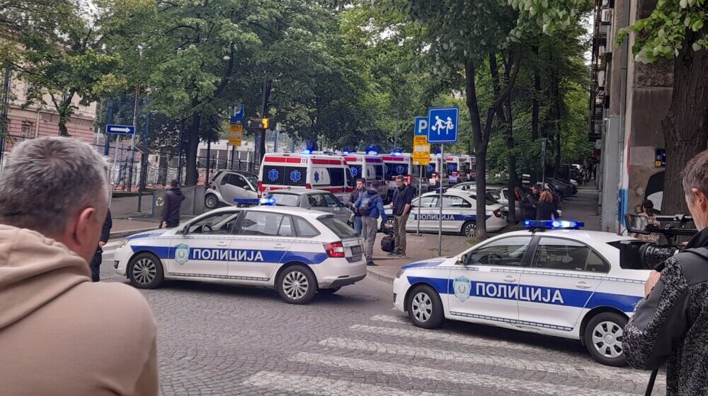 "Pogledao ju je u oči i skrenuo pištolj na drugu stranu": Otac devojčice iz OŠ "Vladislav Ribnikar" 1