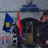 Skidanje zastave Srbije u Zubinom Potoku (VIDEO) 11
