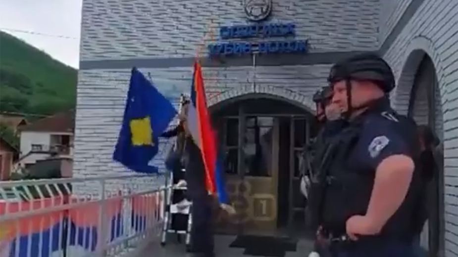 Skidanje zastave Srbije u Zubinom Potoku (VIDEO) 1