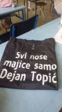 Majice maturanata Srednje medicinske škole u Subotici Direktorka subotičke Srednje medicinske škole: Majice maturanata pogrešno protumačene, fotografija razredne s nožem u ruci nastala na proslavi rođendana 4