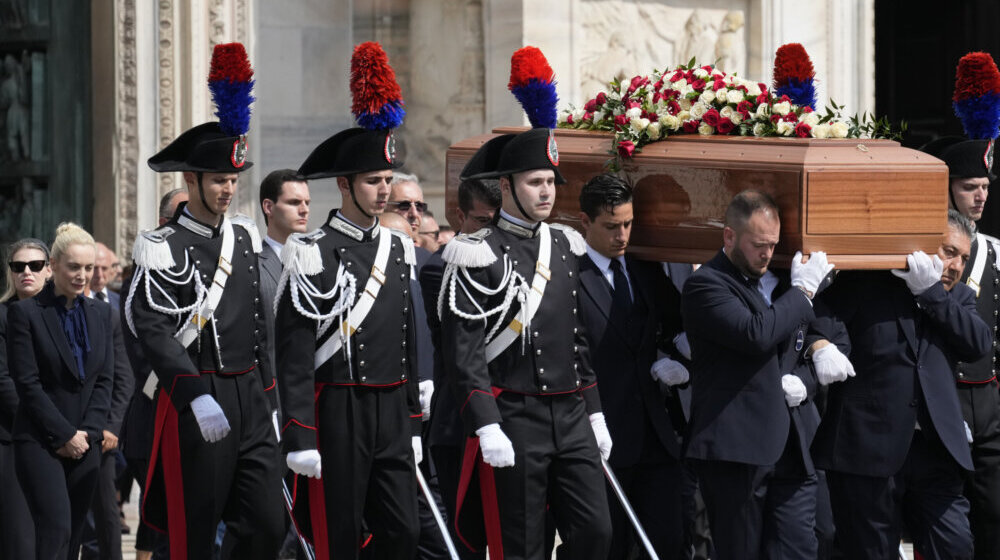 Hiljade ljudi aplaudirale kada je kovčeg sa telom Berluskonija unet u katedralu u Milanu 1