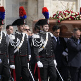 Hiljade ljudi aplaudirale kada je kovčeg sa telom Berluskonija unet u katedralu u Milanu 12