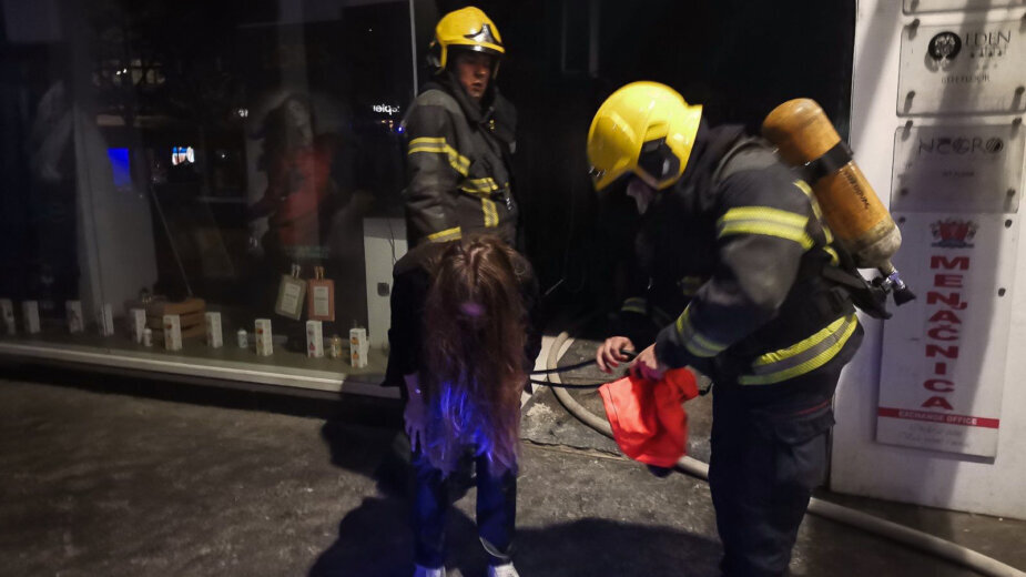 Ugašen požar na Terazijama: Evakuisano 14 osoba, dve u besvesnom stanju (VIDEO) 2