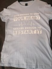 Majice maturanata Srednje medicinske škole u Subotici Direktorka subotičke Srednje medicinske škole: Majice maturanata pogrešno protumačene, fotografija razredne s nožem u ruci nastala na proslavi rođendana 3