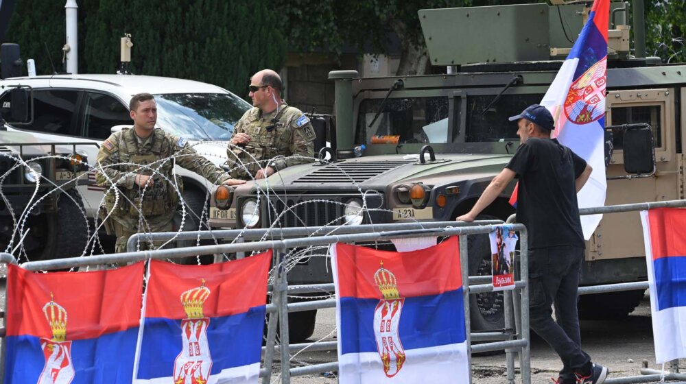 Kfor uklonio svu bodljikavu žicu ispred zgrade opštine Leposavić 1