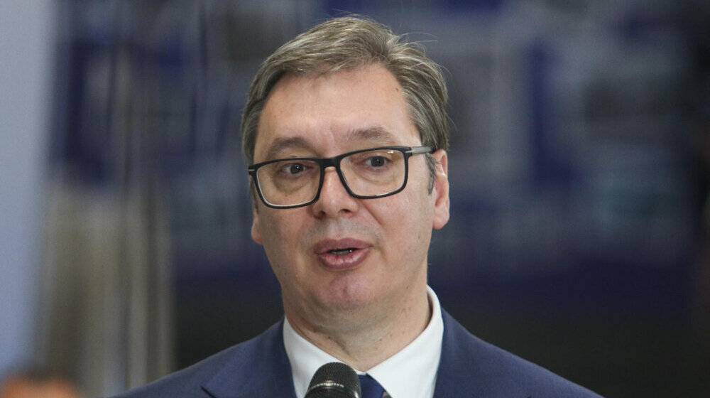 Satirični tekst Njuz neta: Vučić najavio da će sledeći instagram video biti iz WC-a Predsedništva 1