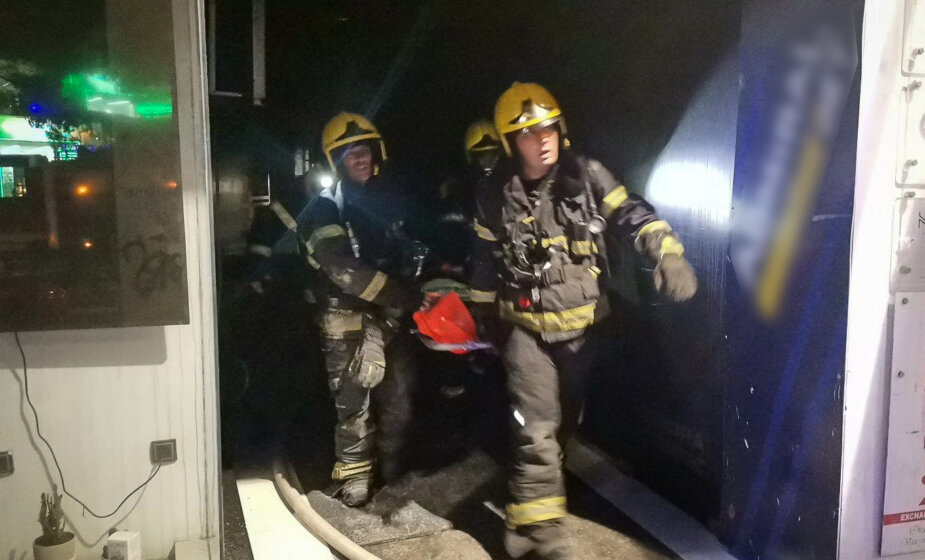 Ugašen požar na Terazijama: Evakuisano 14 osoba, dve u besvesnom stanju (VIDEO) 1