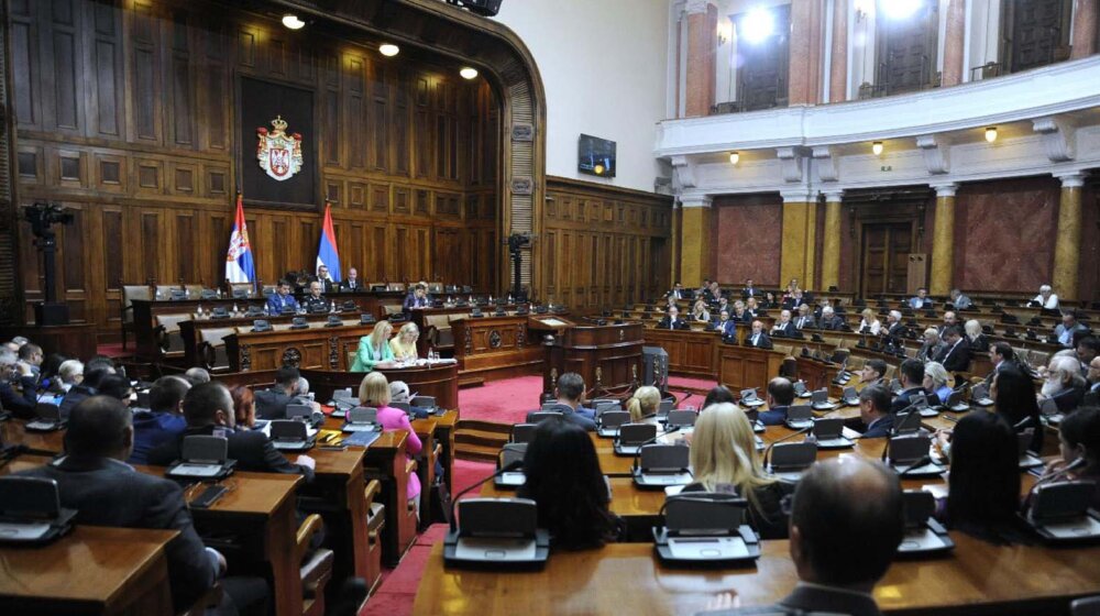 Vaspitna zapuštenost poslanika - naravoučenija iz Skupštine 1