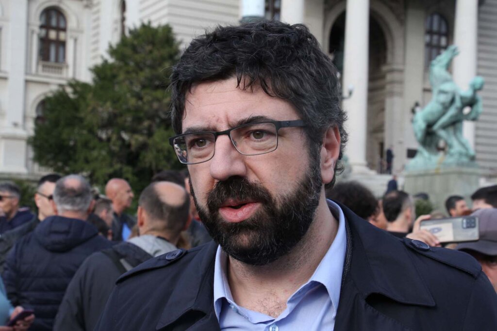 Ko brani građanke i građane na protestu Srbija protiv nasilja od nasilnih provokatora? 2 Ko brani građanke i građane na protestu Srbija protiv nasilja od nasilnih provokatora? 2