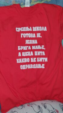 Majice maturanata Srednje medicinske škole u Subotici Direktorka subotičke Srednje medicinske škole: Majice maturanata pogrešno protumačene, fotografija razredne s nožem u ruci nastala na proslavi rođendana 7