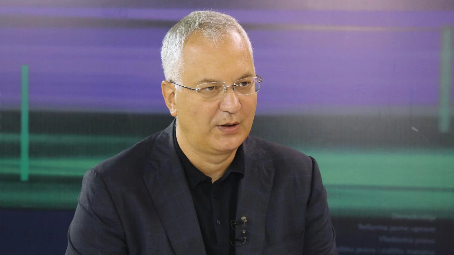 "Uz širok osmeh i lepe reči, nameće ono što su interesi njegove države": Da li Srbi i Amerikanci imaju mnogo više sličnosti nego razlika, kao što kaže ambasador Hil? 4 "Uz širok osmeh i lepe reči, nameće ono što su interesi njegove države": Da li Srbi i Amerikanci imaju mnogo više sličnosti nego razlika, kao što kaže ambasador Hil? 4