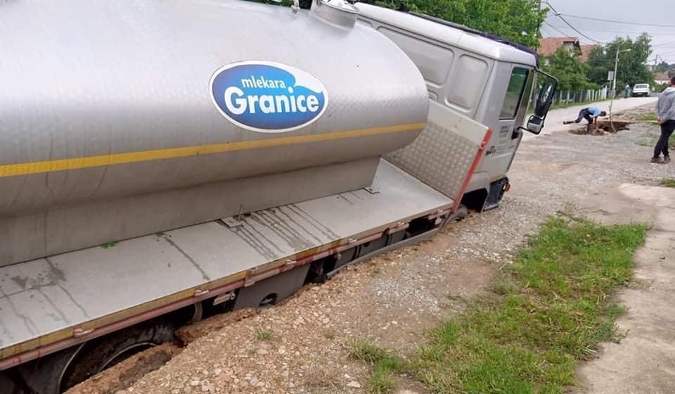 U jednoj ulici u Mladenovcu kamion i automobil propali u rupu, Opština ne reaguje (FOTO) 1