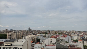 U Srbiji će sutra pre podne biti pretežno sunčano vreme, u brdsko-planinskim predelima malo i umereno oblačno, saopštio je Republički hidrometeorološki zavod. Prolazno naoblačenje će sredinom dana zahvatiti sever Vojvodine, a posle podne i uveče će se proširiti na ostale delove Srbije.