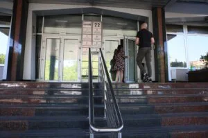 Vlada Srbije razrešila je Milana Đinđića sa mesta v. d. pomoćnika ministra prosvete za finansije, na sednici održanoj 24. oktobra.