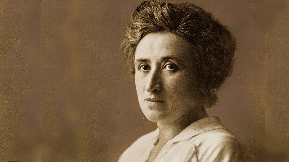 Lik i delo Klare Cetkin: Feministkinja i komunistička revolucionarka čiji je uticaj obojio Jugoslaviju 2 Black and white portrait of Rosa Luxemburg