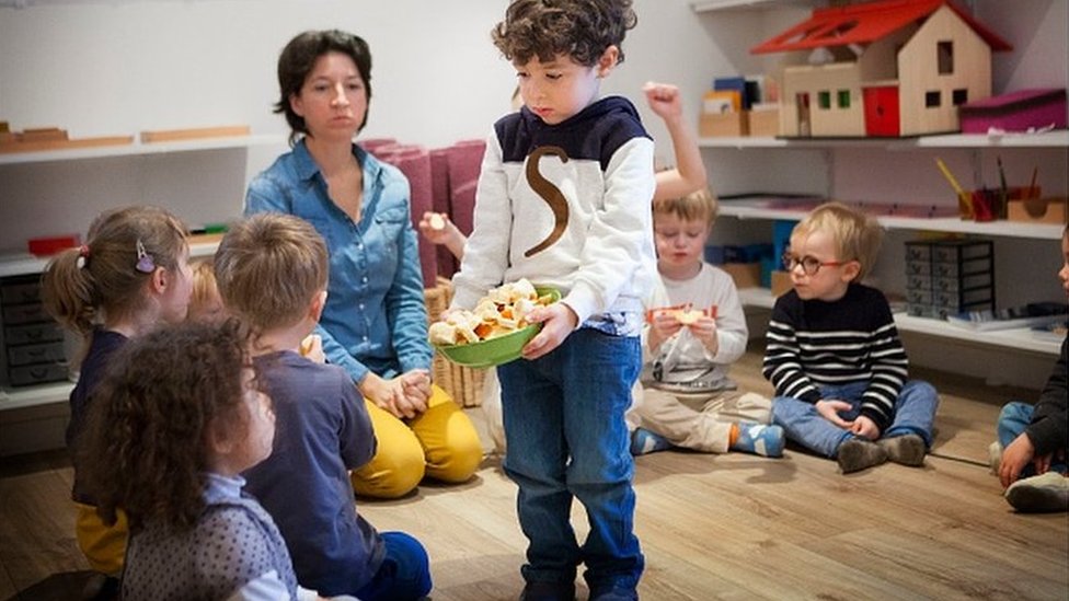 Predškolske ustanove: Mikrosvet druženja, učenja kroz igru i razvoja u obdaništima 3 deca u vrtiću, odbijenice za privatne vrtiće