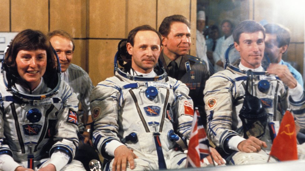 Helen Šarman se pridružila Anatoliju Artsebarskom i Sergeju Krikaljevu na svemirskoj misiji 1991.