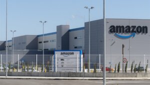 Kompanija Amazon od sutra počinje ukidanje 30.000 korporativnih radnih mesta, jer radi na smanjenju troškova i prekomernog zapošljavanja, do kojeg je došlo na vrhuncu potražnje tokom pandemije, objavio je Rojters.

 
