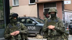 Velika Britanija će nastaviti da svojim prisustvom podržava mirovnu misiju pod vođstvom NATO-a na Kosovu, KFOR, najmanje još tri godine, saopštio je juče KFOR.