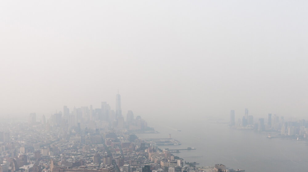 (FOTO) Nestvarne scene u SAD: Njujork "progutao mrak" 1