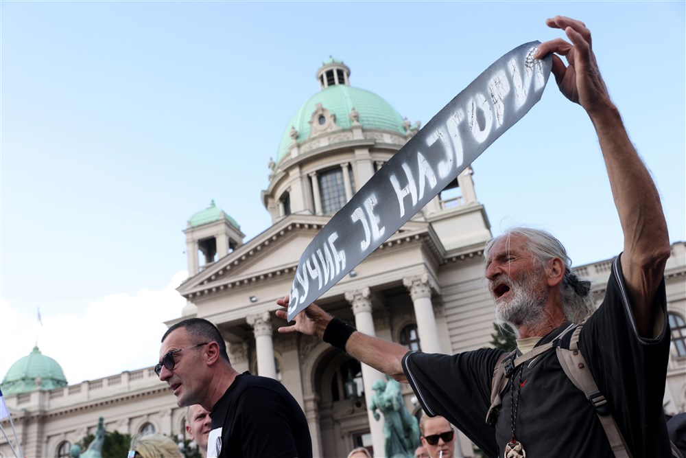 "Prsten" oko Vlade i zatvorska odela: Slike koje su obeležile šesti protest „Srbija protiv nasilja“ (FOTO) 7 "Prsten" oko Vlade i zatvorska odela: Slike koje su obeležile šesti protest „Srbija protiv nasilja“ (FOTO) 7