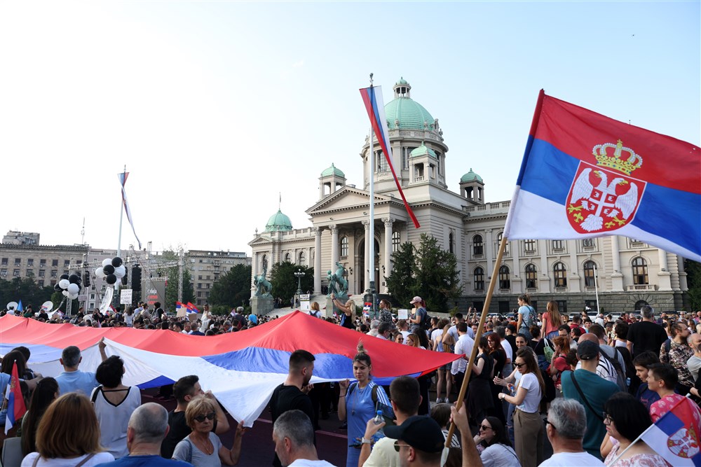 "Prsten" oko Vlade i zatvorska odela: Slike koje su obeležile šesti protest „Srbija protiv nasilja“ (FOTO) 10