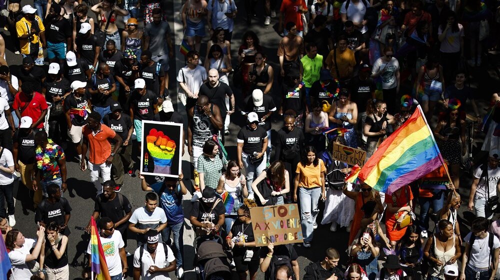 Nekoliko hiljada ljudi na Paradi ponosa u Parizu 1