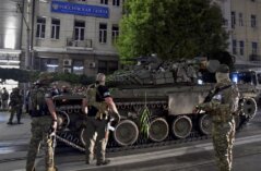 Meštani se slikali sa vojnicima i tenkovima: Kako je izgledalo povlačenje Vagnera iz Rostova na Donu (FOTO) 8