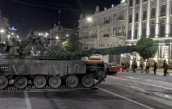 Meštani se slikali sa vojnicima i tenkovima: Kako je izgledalo povlačenje Vagnera iz Rostova na Donu (FOTO) 9