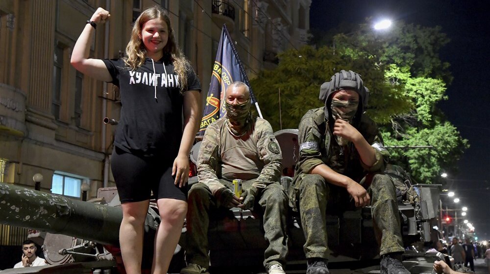 Meštani se slikali sa vojnicima i tenkovima: Kako je izgledalo povlačenje Vagnera iz Rostova na Donu (FOTO) 1