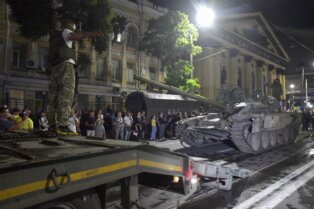 Meštani se slikali sa vojnicima i tenkovima: Kako je izgledalo povlačenje Vagnera iz Rostova na Donu (FOTO) 7