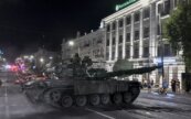 Meštani se slikali sa vojnicima i tenkovima: Kako je izgledalo povlačenje Vagnera iz Rostova na Donu (FOTO) 5