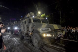 Meštani se slikali sa vojnicima i tenkovima: Kako je izgledalo povlačenje Vagnera iz Rostova na Donu (FOTO) 2