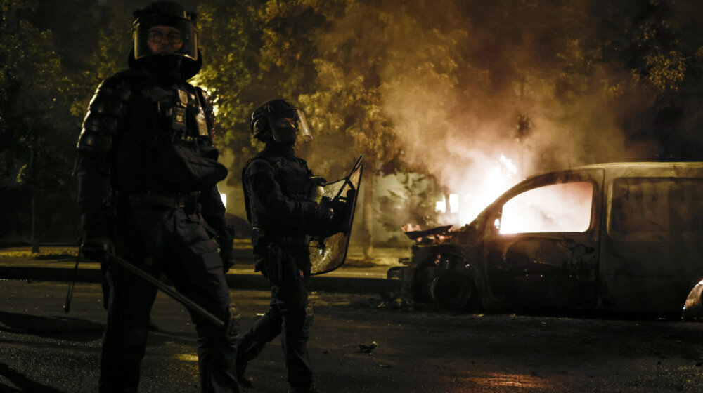 Veliki neredi u Francuskoj zbog ubistva mladića: Zapaljeni automobili, tramvaji, kontejneri, uhapšeno 150 ljudi 1