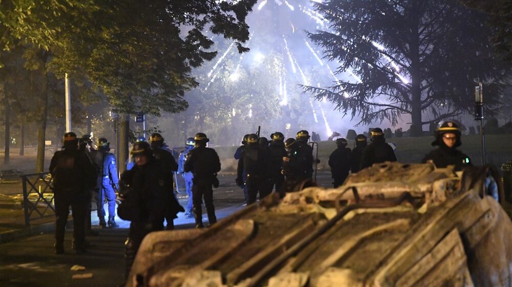 Francuska vlada objavila da raspoređuje oklopna vozila žandarmerije kako bi sprečila nerede 1