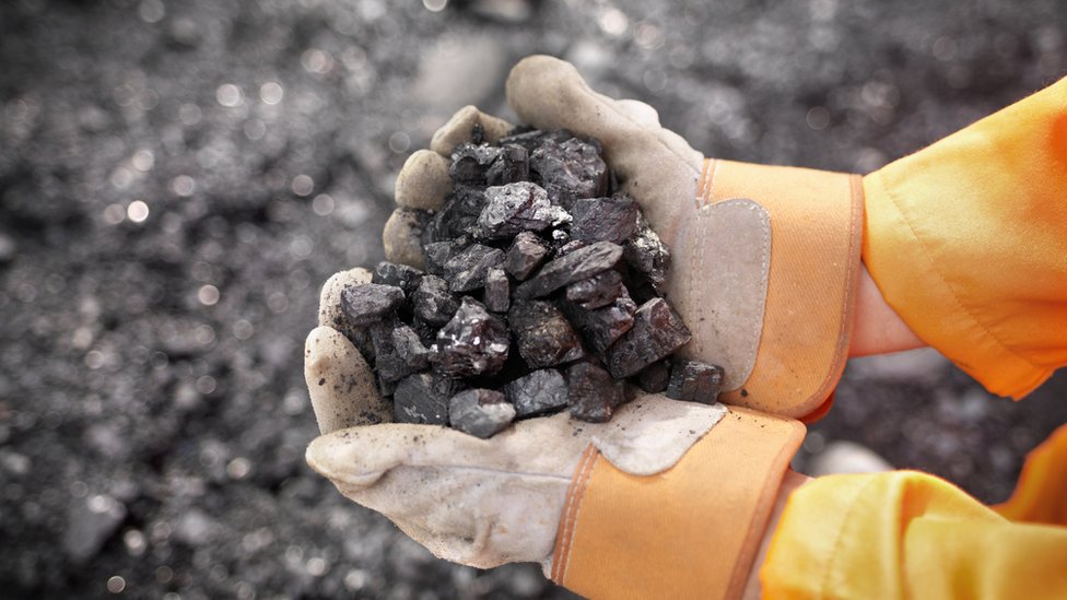 Srbija i privreda: Šta znači promena načina upravljanja javnim preduzećima i da li je to put za njihovu prodaju 1 Coal worker with handful Of coal - stock photo
