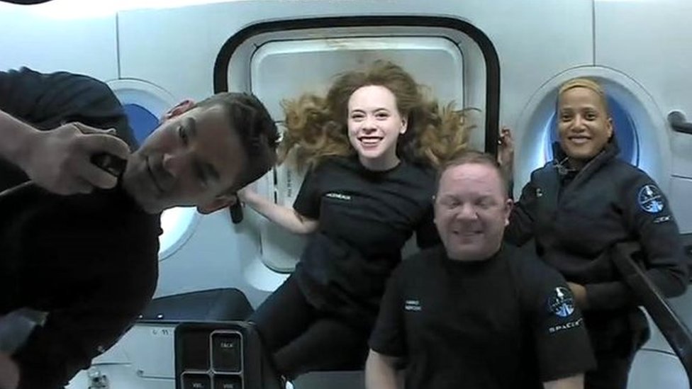 S leva na desno, astronauti amateri Džared Isakman, Hajlej Arcenau, Sian Proktor i Kris Sembroski na brodu Inspirejšn SpjesIks misije