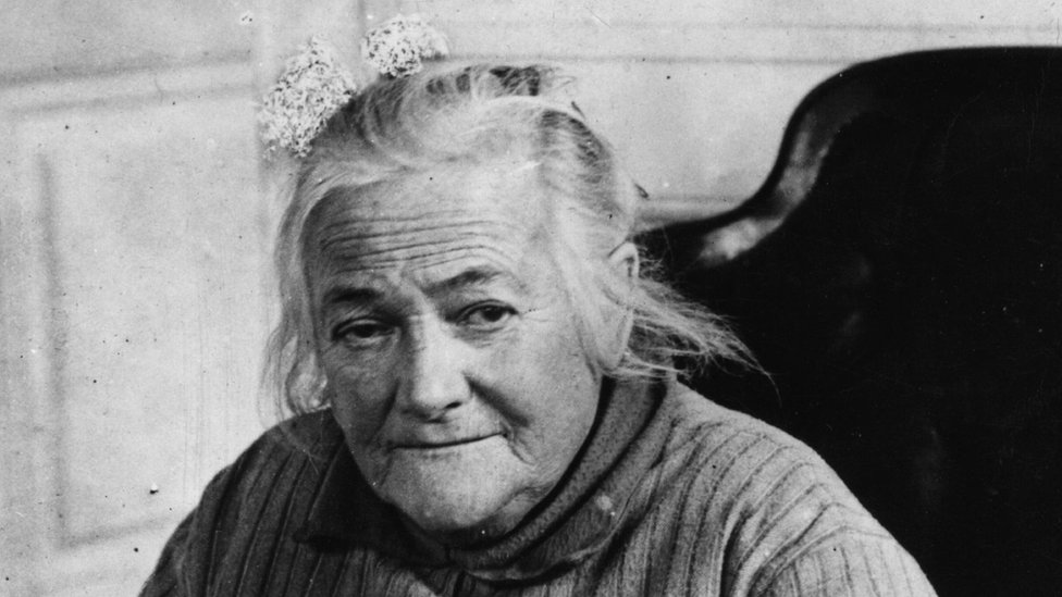 Lik i delo Klare Cetkin: Feministkinja i komunistička revolucionarka čiji je uticaj obojio Jugoslaviju 1 Clara Zetkin looks to the camera