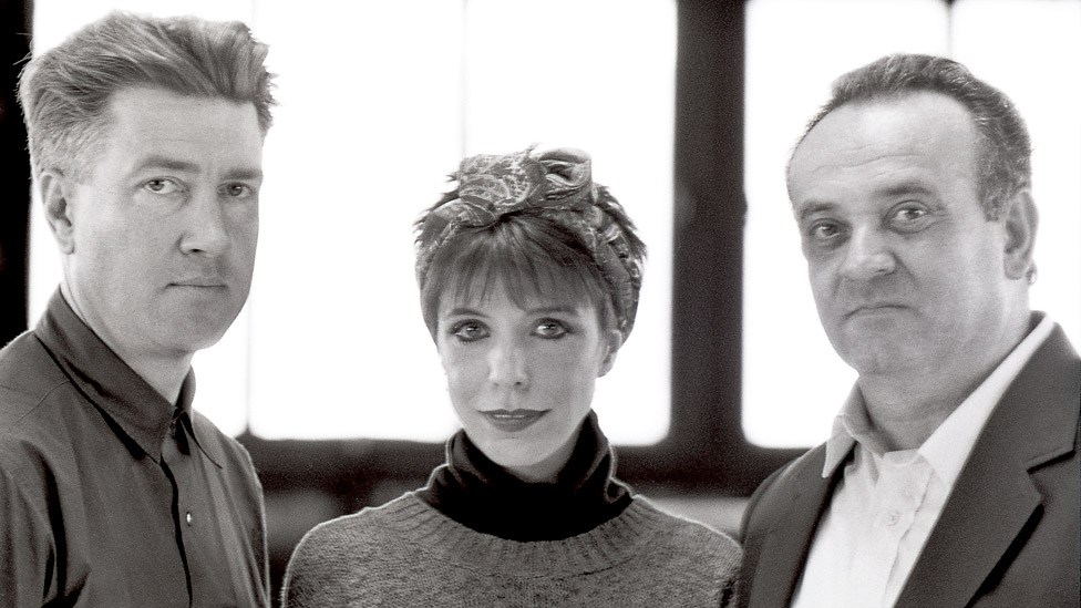 Intervju - Dejvid Linč za BBC: „Lepote ima čak i u 'mračnim stvarima'" 2 Julee Cruise with director David Lynch (left) and composer Angelo Badalamenti in 1989
