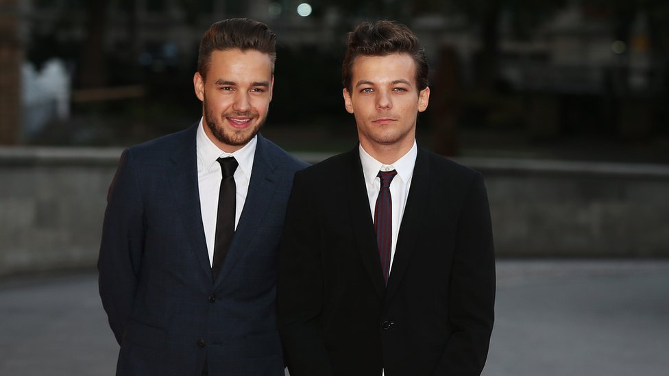 Liam Pejn i Luis Tomlinson iz One Direction stižu na Pepeljugin bal u Nacionalnom prirodnjačkom muzeju 2015. godine