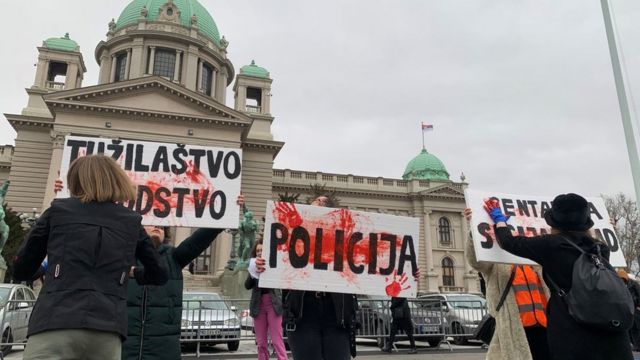 Srbija, nasilje u porodici i zabrana prilaska: „Može da me upuca i sa 50 metara" 3 Protest ispred skupštine, na slici transparenti na kojima piše "Tužilaštvo" i "Policija"